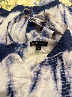 Banana Republic Navy and White Tie-Dye V-Neck Top
